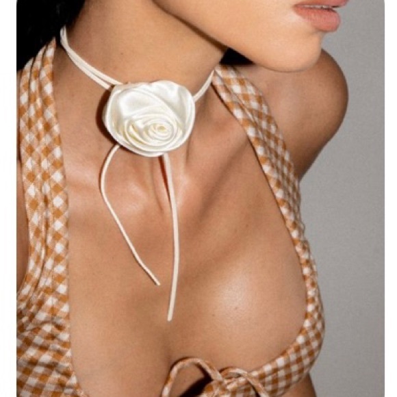 Sheer Flower choker🌸so pretty on. - Picture 3 of 5